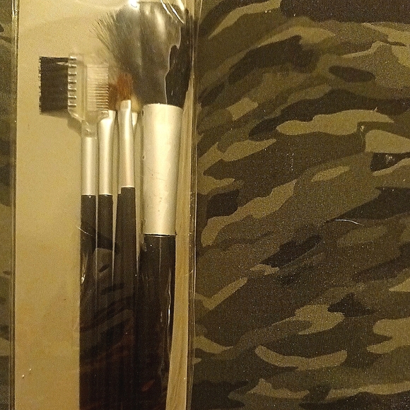 The Creme Shop Blusher Makeup Brush made of High Quality Goat Hair Five Brushes - Picture 3 of 6